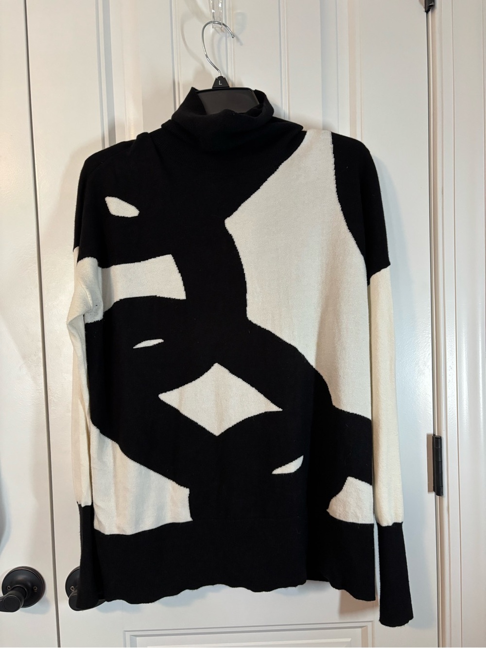 CHARLIE B Black and White Abstract Turtleneck Sweater